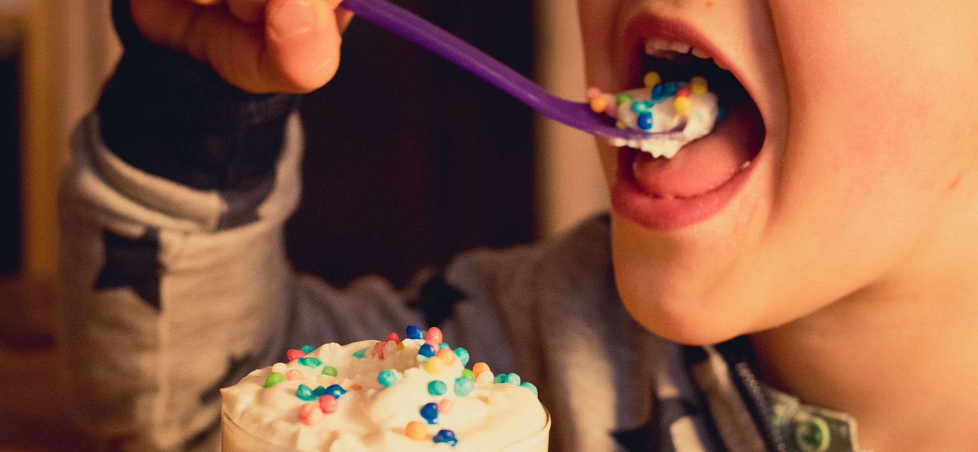 ADHS-Kind nascht Süßes